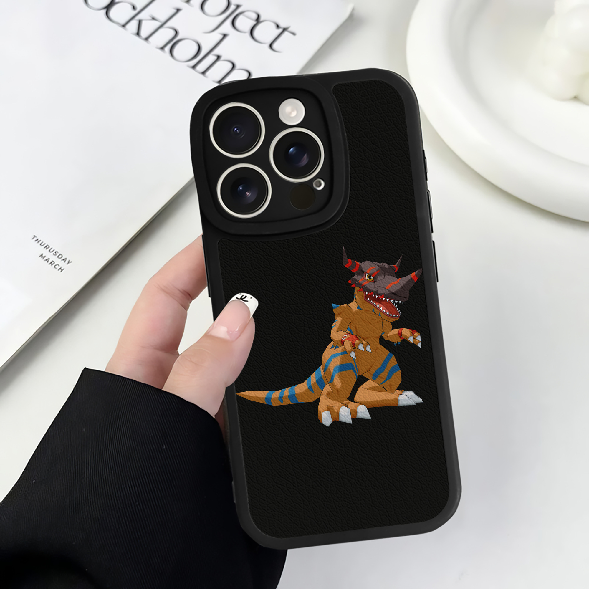 （画像用） Digimon デジタルモンスター/デジモン 【iPhone 16シリーズ対応】シリコンスマホケース（レザー調） 材質：シリコン